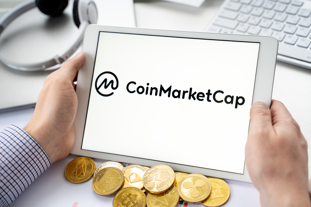 Tablet with logo of Coinmarketcap, web site with rating, ranking of digital tokens, crypto coins,blockchain cryptocurrency DEX, DEFI companies,projets,wallets,exchange stocks.