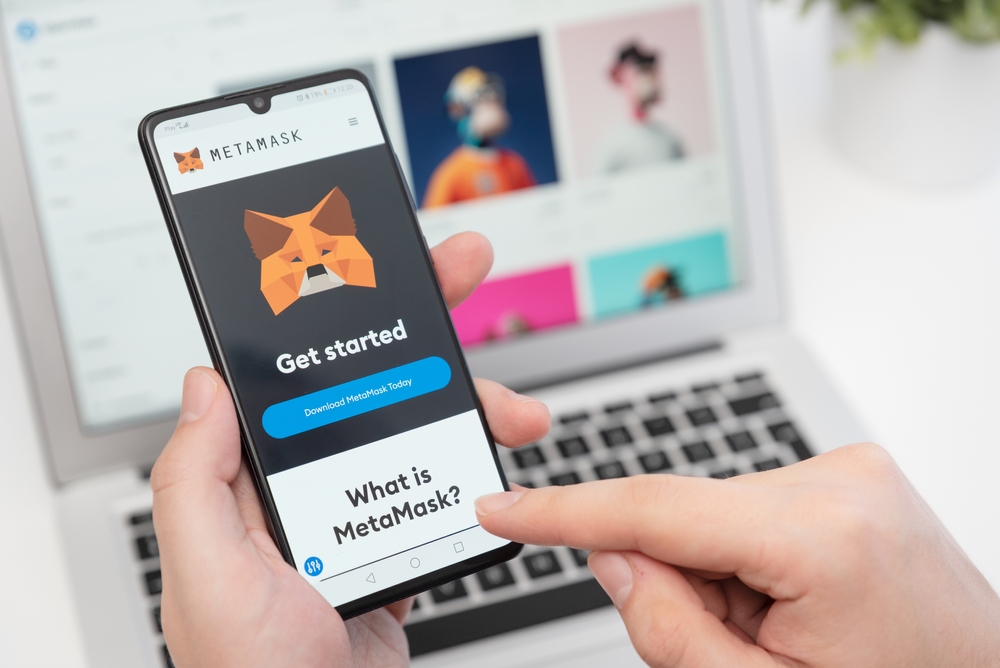 Metamask cryptocurrency wallet mobile app. NFT investing in digital collection