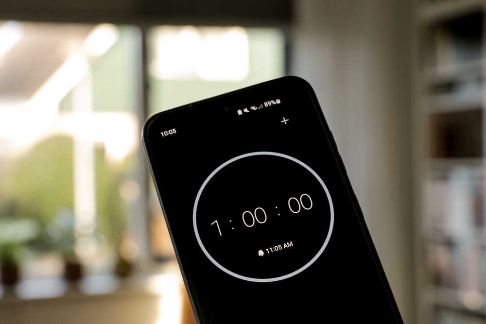 A phone with a black and white 1-hour timer to study with the pomodoro method on a blurry background